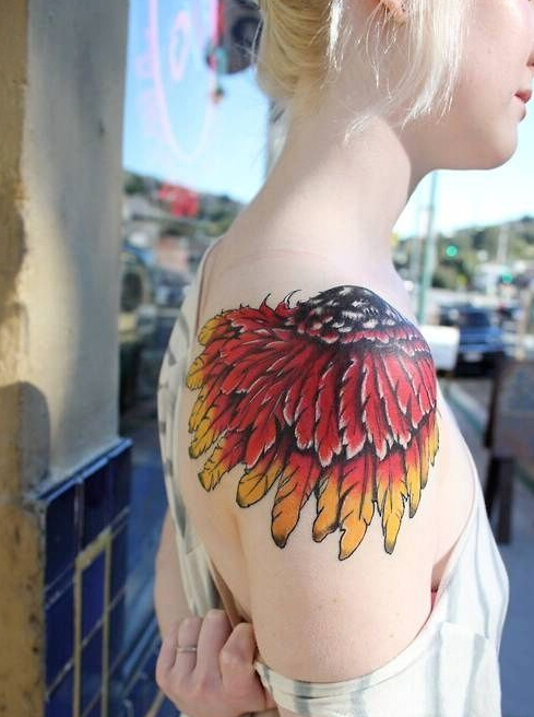 点击大图看下一张：创意彩色翅膀肩部纹身
