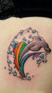可爱七彩海豚大腿纹身