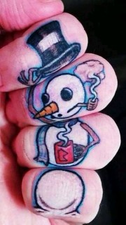 手指个性的组合雪人纹身