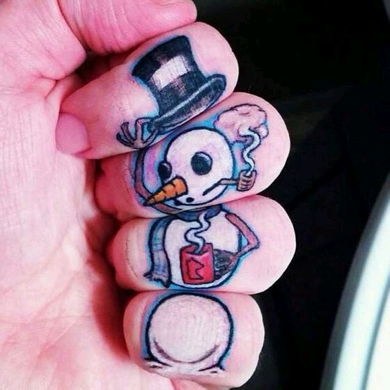 点击大图看下一张：手指个性的组合雪人纹身