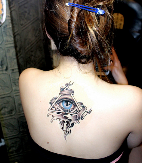 点击大图看下一张：美女背部上帝之眼纹身