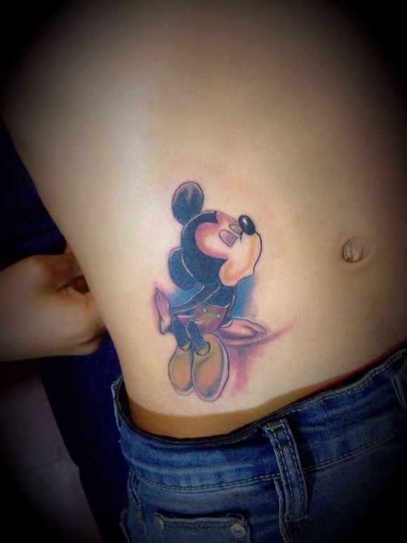 点击大图看下一张：腹部可爱的米奇老鼠纹身