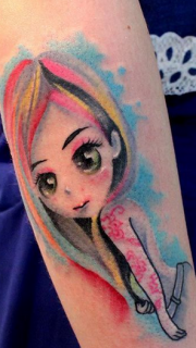 手臂可爱的卡通女孩纹身图案