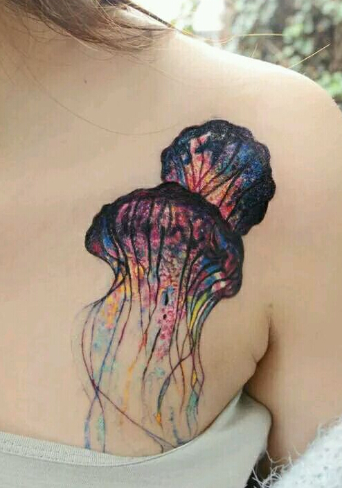 点击大图看下一张：女生胸部好看的水母纹身