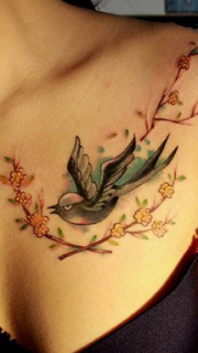 美女胸部树枝和小鸟纹身图案