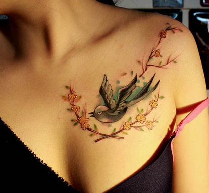 点击大图看下一张：美女胸部树枝和小鸟纹身图案