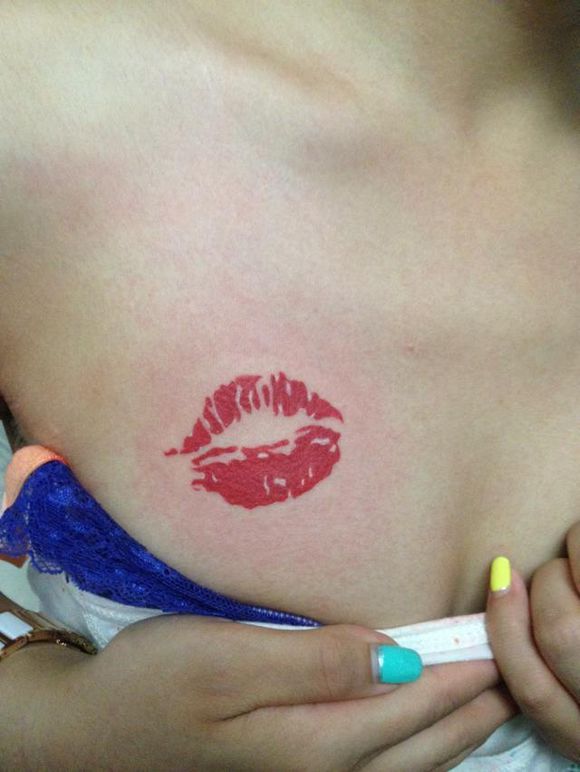 点击大图看下一张：胸部性感的唇印纹身