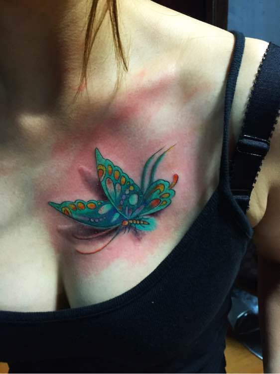 点击大图看下一张：女生胸部性感漂亮的3D蝴蝶纹身