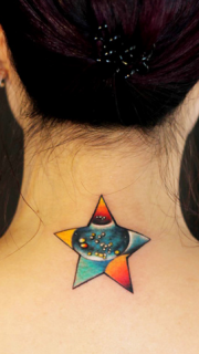 女性颈部星空五角星纹身图案