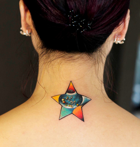 点击大图看下一张：女性颈部星空五角星纹身图案