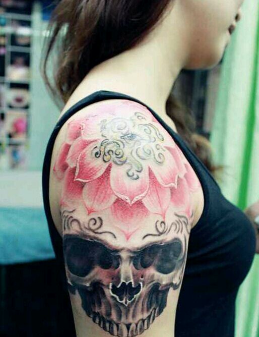 点击大图看下一张：女性手臂漂亮的莲花骷髅纹身