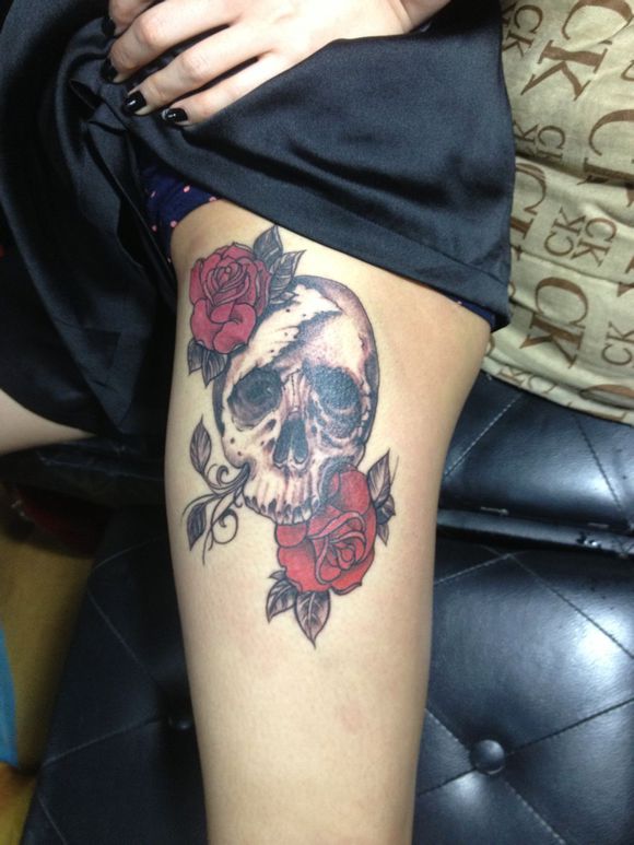 点击大图看下一张：腿部玫瑰骷髅纹身图案