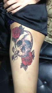 腿部玫瑰骷髅纹身图案