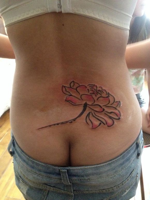 点击大图看下一张：女性后腰莲花纹身图案