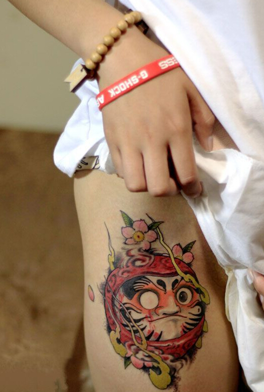 点击大图看下一张：性感美腿日式达摩创意纹身