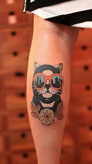 个性眼镜小黑猫小腿纹身