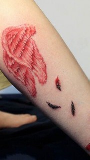 腿部红色的翅膀纹身图案