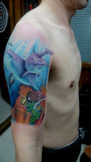 手臂漂亮的彩绘海豚纹身图案