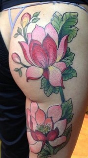 女性臀腿部漂亮的莲花纹身图案