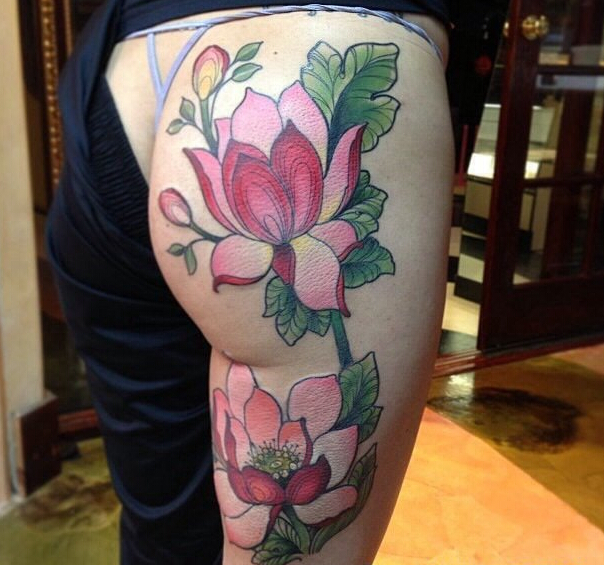 点击大图看下一张：女性臀腿部漂亮的莲花纹身图案