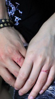 红色英文情侣戒指手指纹身