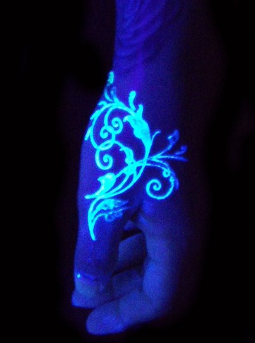 点击大图看下一张：手腕绚丽耀眼的荧光纹身