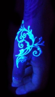 手腕绚丽耀眼的荧光纹身