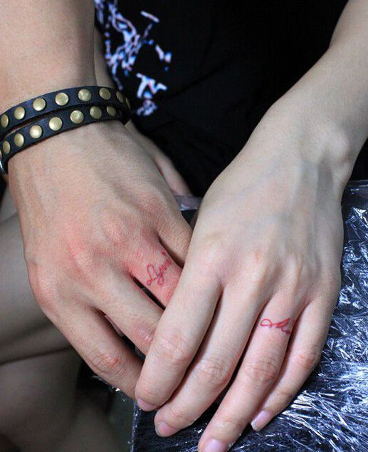 点击大图看下一张：红色英文情侣戒指手指纹身