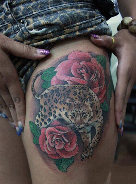 点击大图看下一张：霸气豹子玫瑰大腿纹身