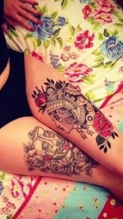 女性双腿漂亮的彩绘纹身图案