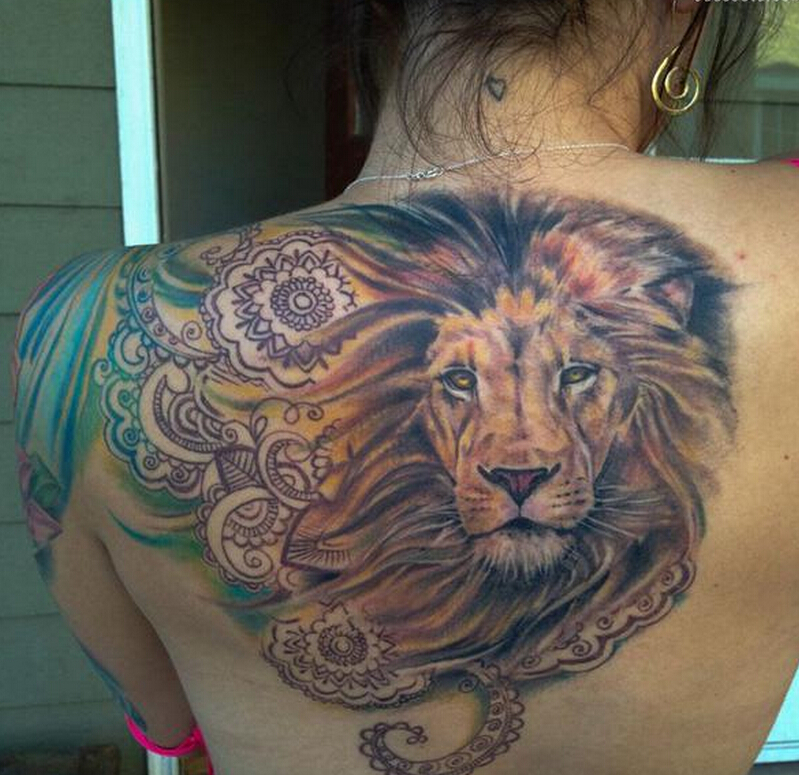 点击大图看下一张：女性背部狮子头纹身图案