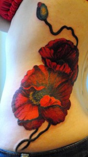 女性腰部红色花朵纹身图案