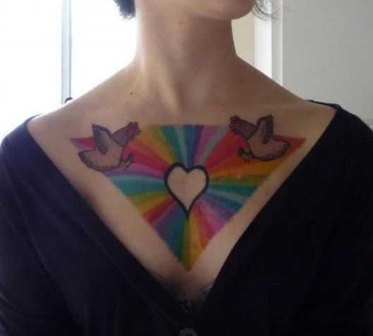 点击大图看下一张：女性胸前个性纹身图案