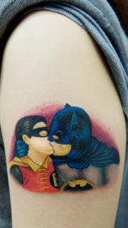 手臂蝙蝠侠和罗宾亲嘴纹身