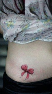 美女腹部小巧的的蝴蝶结纹身图案