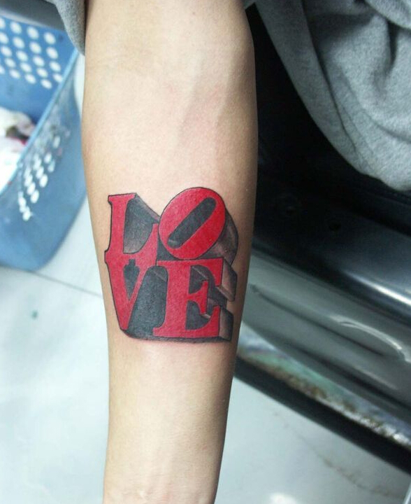 点击大图看下一张：手臂英文字母LOVE纹身