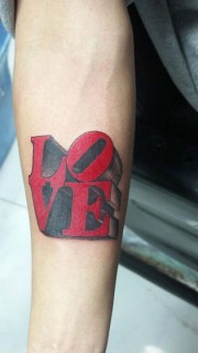 手臂英文字母LOVE纹身