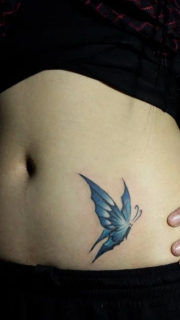 美女腹部漂亮的蝴蝶纹身图案