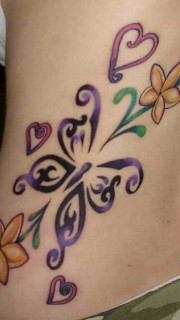 女性腰部漂亮的蝴蝶心形纹身图案