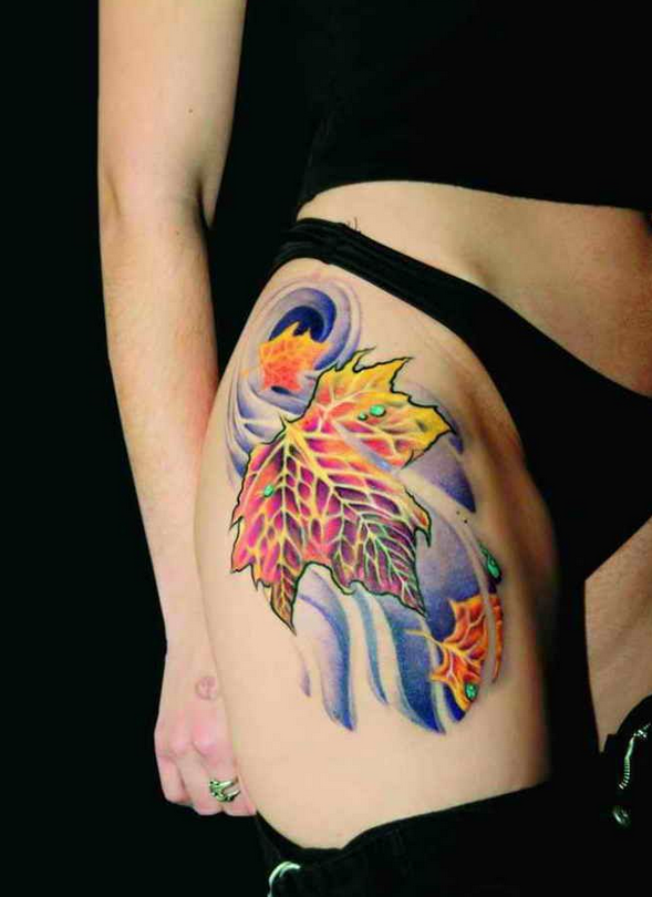 点击大图看下一张：漂亮的彩绘枫叶腿部纹身图案