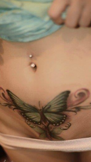 美女腹部唯美潮流的蝴蝶纹身图案