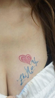 女性胸部英文字和心形纹身图案
