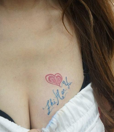 点击大图看下一张：女性胸部英文字和心形纹身图案