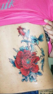 后腰玫瑰和牡丹花纹身图案