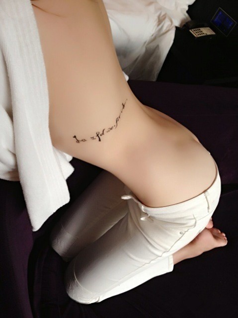 点击大图看下一张：美女腰上简单好看的字母纹身