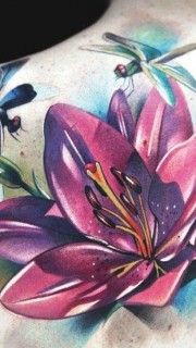 女生肩背精美的彩色花卉与蜻蜓纹身图案