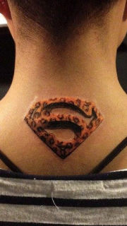 后颈部超人标志纹身图案