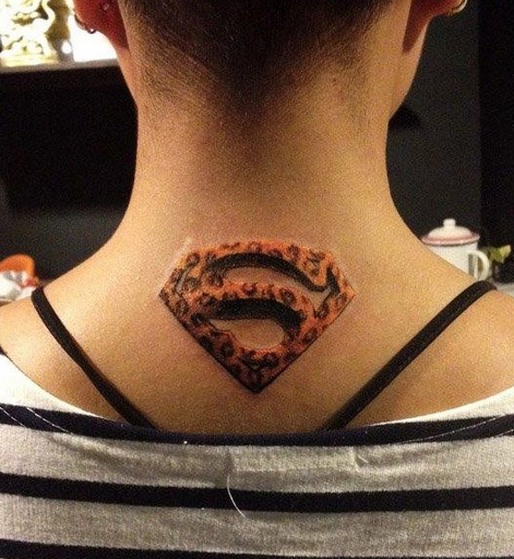 点击大图看下一张：后颈部超人标志纹身图案