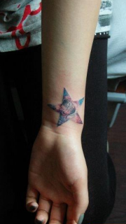 女孩子手腕处五角星与星空纹身图案
