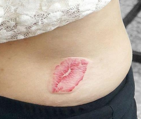 点击大图看下一张：女孩子腰部彩色唇印纹身图案